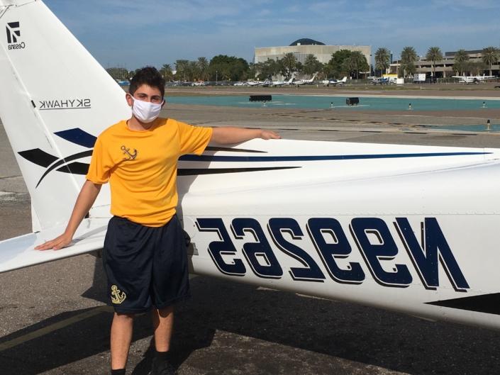 请和推荐最热门的网赌网址大全航空系一起祝贺斯宾塞·萨尔茨伯格22岁获得了他的学生飞行员单飞背书.